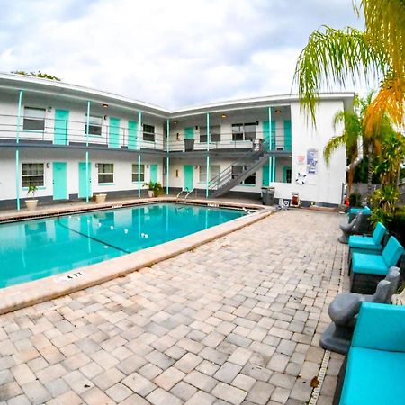 Uptown Inn & Suites เซนต์ปีเตอร์สเบิร์ก ภายนอก รูปภาพ