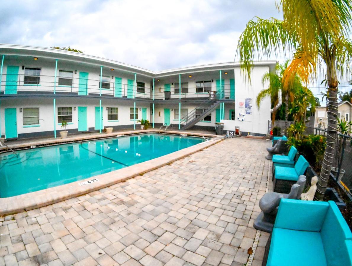 Uptown Inn & Suites เซนต์ปีเตอร์สเบิร์ก ภายนอก รูปภาพ